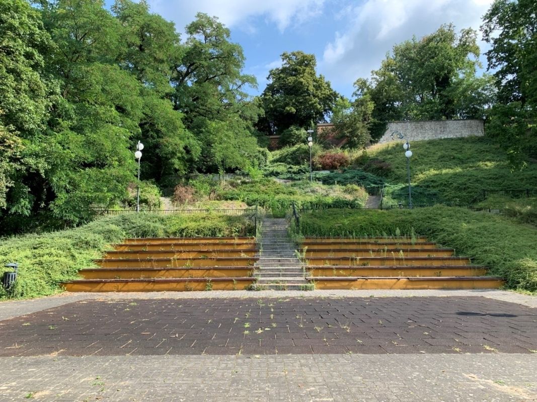 (2) Das ehemalige Amphitheater