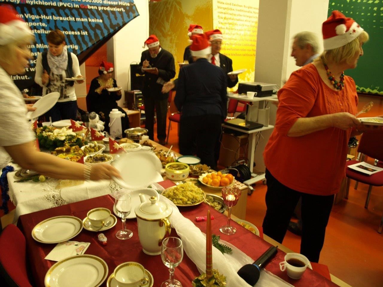 Zdjęcie: Świąteczne wypieki - bufet z ciastami i ludzie z czapk