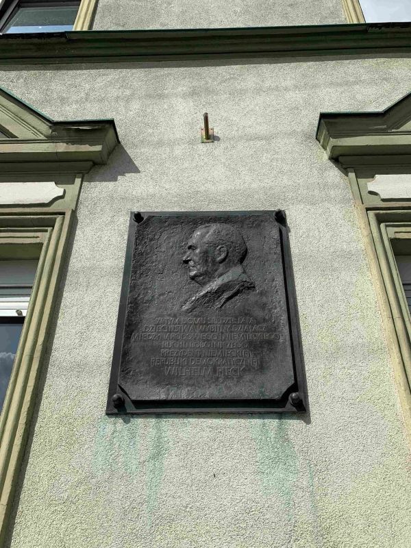 (1) House of Wilhelm Piecek from childhood with a commemorative plaque on the facade