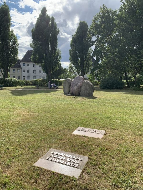 (2) Memorial Square with the Soviet Honorary Cemetery and a memorial to the victims of the Kapp-Lüttwitz coup