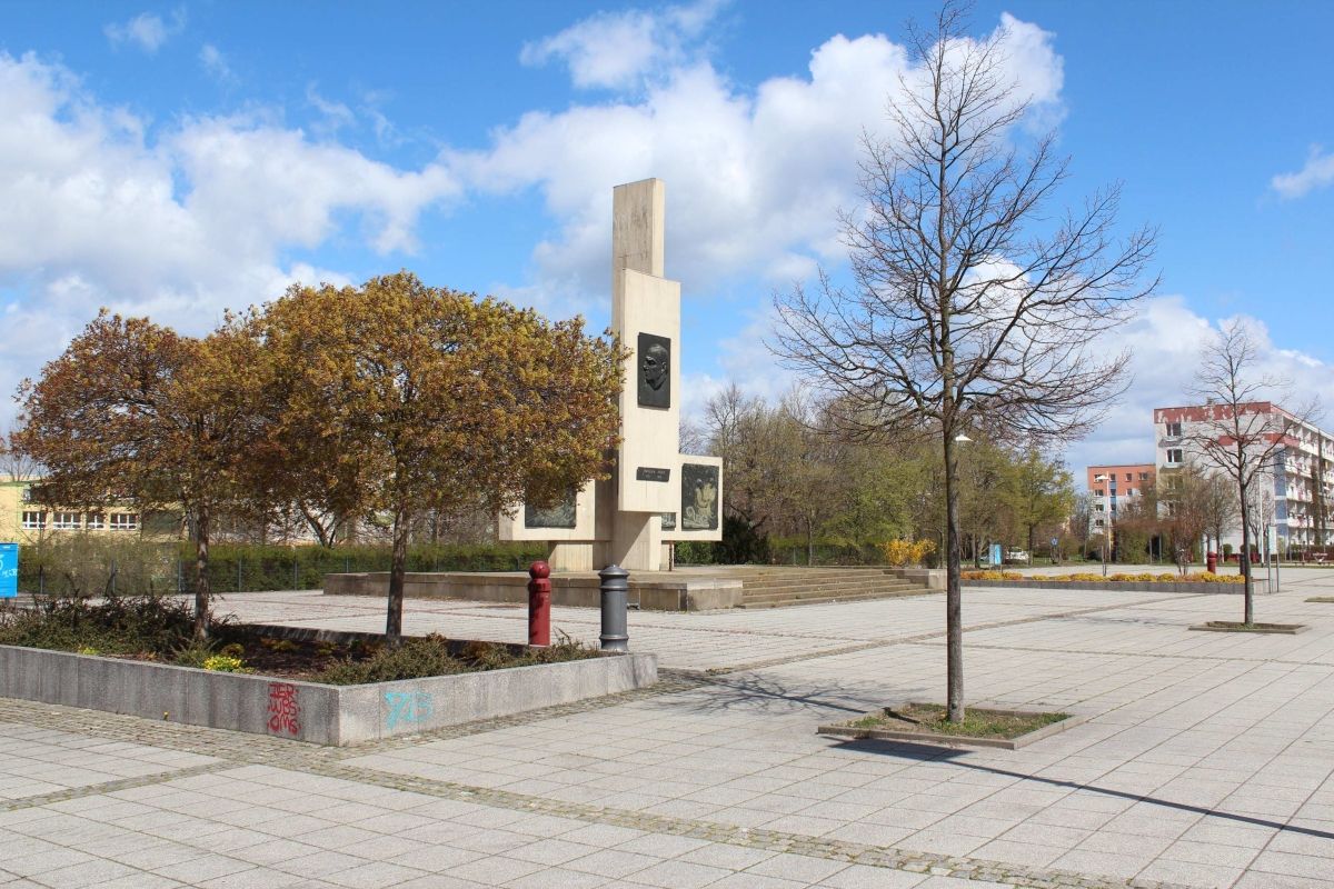 (1) Monument and square in memory of Wilhelm Pieck