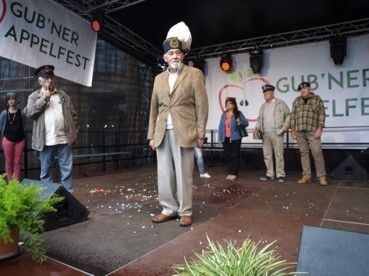 Bild: Mann auf einer Bühne beim Apfelfest
