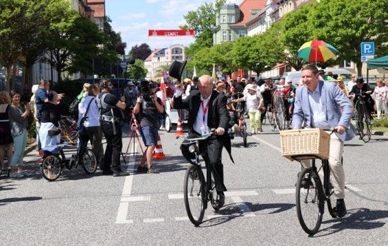Bild: 2 Fahrradfahrer in einem Umzug zur Feierlichkeiten 150 Jahre Radsport in Guben-Gubin