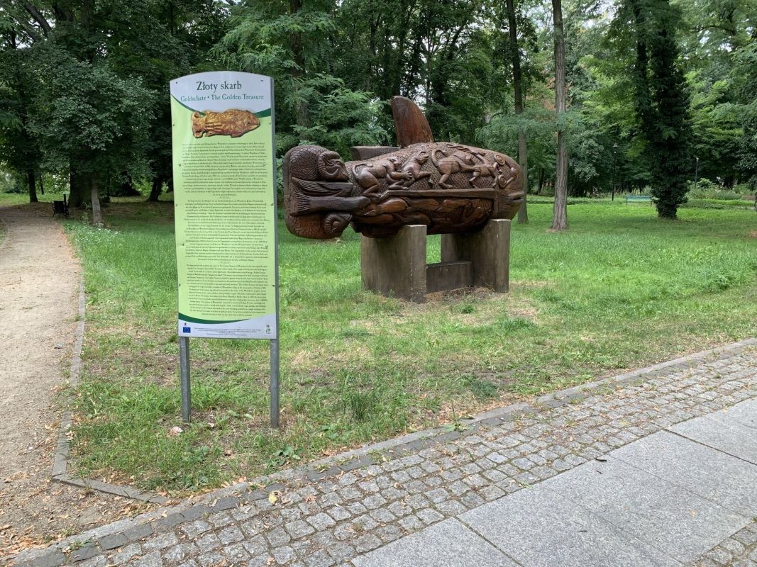 (2) Holzskulptur Der goldene Schatz aus Witaszków (pol. Z?oty Skarb z Witaszkowa)