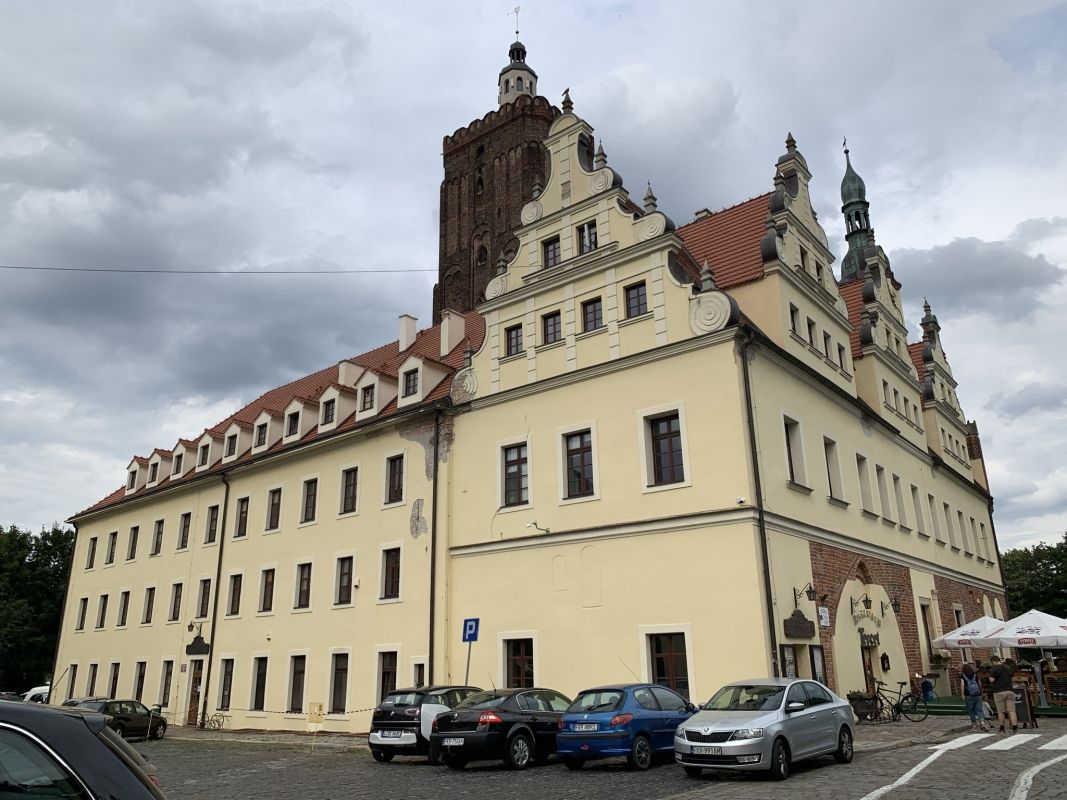 Rathaus (jetzt Stadtbibliothek, Pädagogische Bibliothek, Kunstgalerie »Ratusz«, Restaurant »Tercet«)