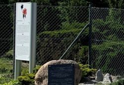 Gedenktafel zur Erinnerung an die Gefangenen und Opfer des ehemaligen Gemeinschaftslagers im Koenigpark