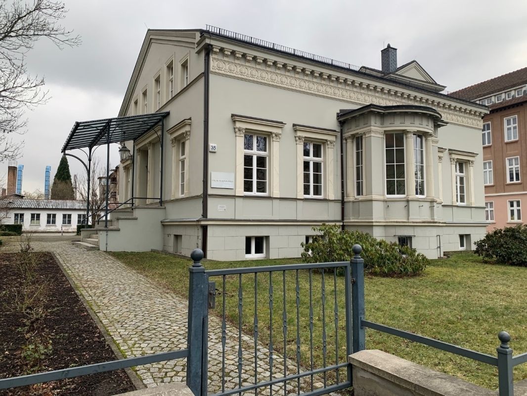(2) Villa von Friedrich Wilke (heute Begegnungszentrum Volks-solidarität Spree-Neiße e.V.)