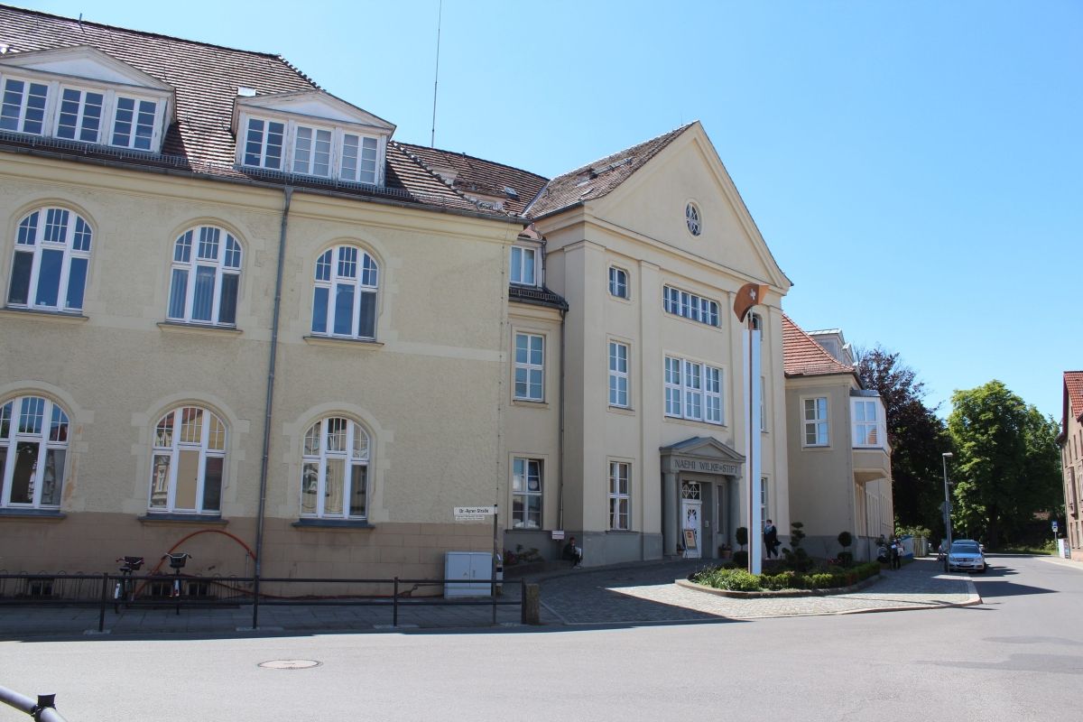 (1) Hospital of the Naemi-Wilke foundation with auxiliary buildings