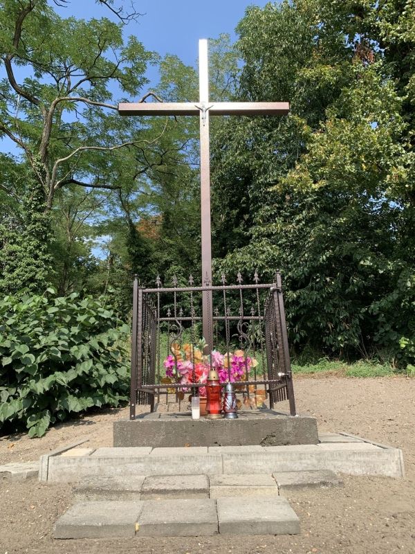 (2) Cross commemorating the 17th-century Evangelical church