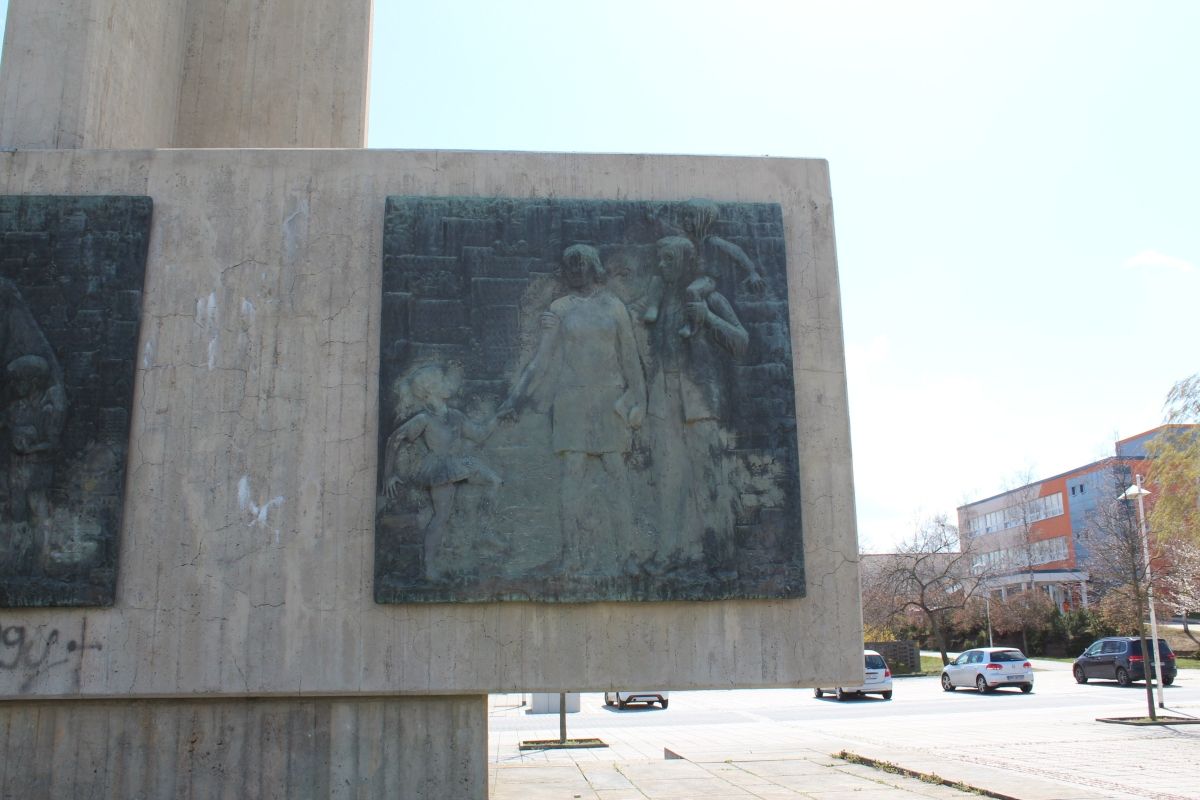 (7) Monument and square in memory of Wilhelm Pieck