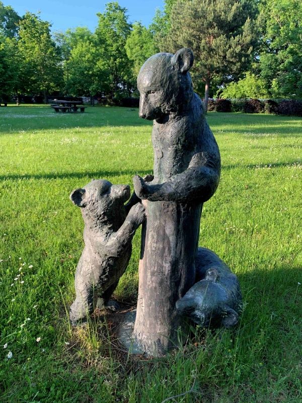 (1) Skulptur Bärengruppe