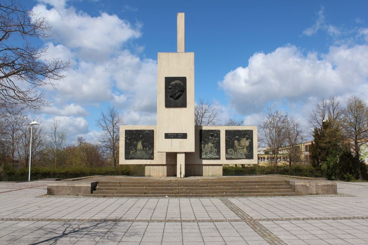 (8) Monument and square in memory of Wilhelm Pieck