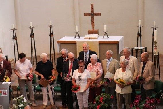 Zdjęcie: Seniorzy w kościele przed ołtarzem