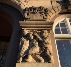 Detail am Eingang des Lizeum in der ul. Piastowska und das Schulgebäude